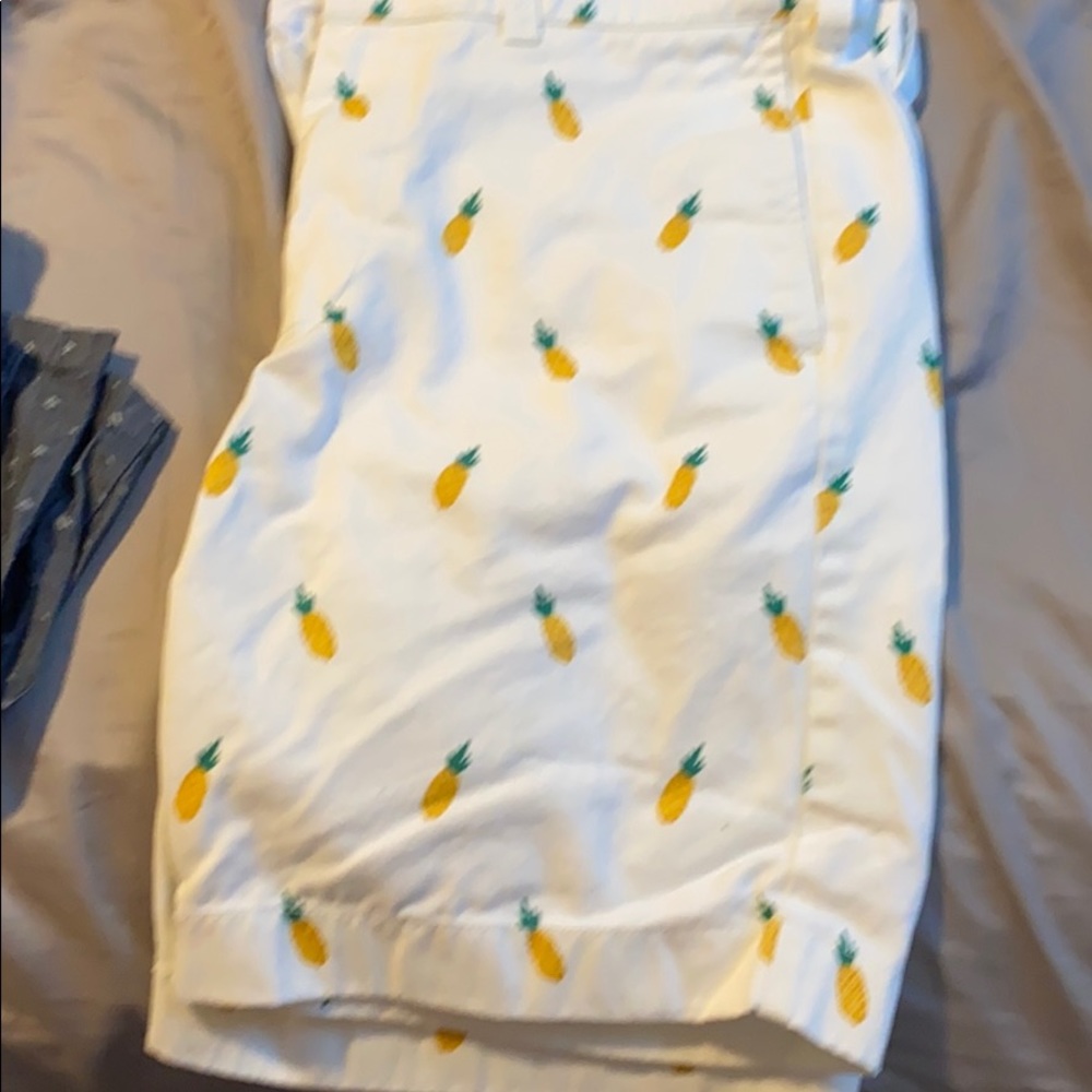 JCrew men’s shorts s32 white with pineapples